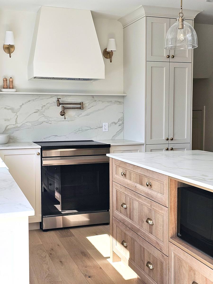 Cuisine sur mesure avec îlot en chêne blanc et dosseret de marbre — Corey Bowen Construction, Hudson QC