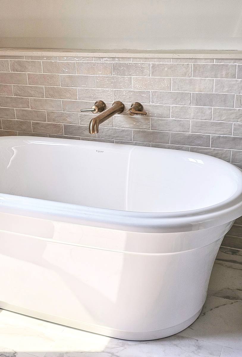 Baignoire autoportante et robinetterie murale en laiton — photos rénovation salle de bain, Corey Bowen Construction, Hudson QC
