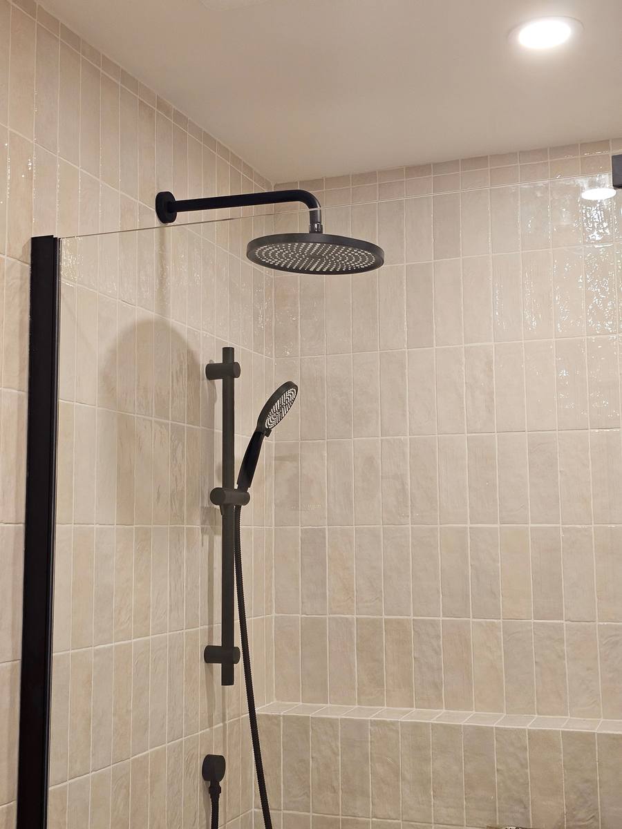 Douche à l’italienne en céramique crème et robinetterie noire mate — Corey Bowen Construction, Hudson QC